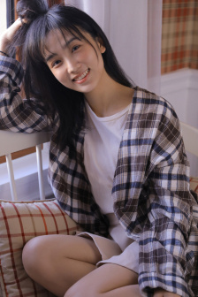 美女晕倒男生慢慢剪她的衣服